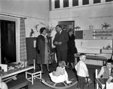 Koningin Juliana bezoekt Ons Huis Rondleiding, Bestanddeelnr 913-4853