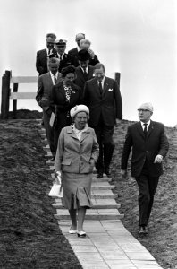 Koningin Juliana in Maarsseveen, rechts van de Koningin de heer A. C. Verhoef va, Bestanddeelnr 917-8374