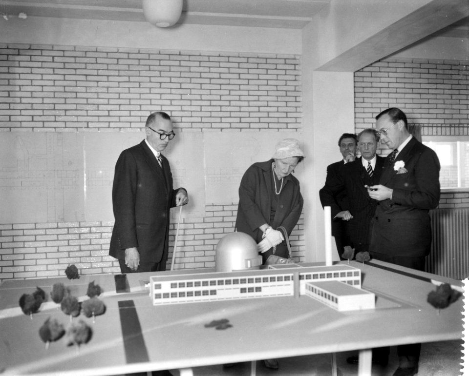 Koningin Juliana en prins Bernhard bezoeken de Technische Hogeschool te Delft, Bestanddeelnr 909-9885