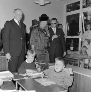 Koningin Juliana in het revalidatiecentrum Charlotteoord te Tilburg, rechts gene, Bestanddeelnr 914-5066