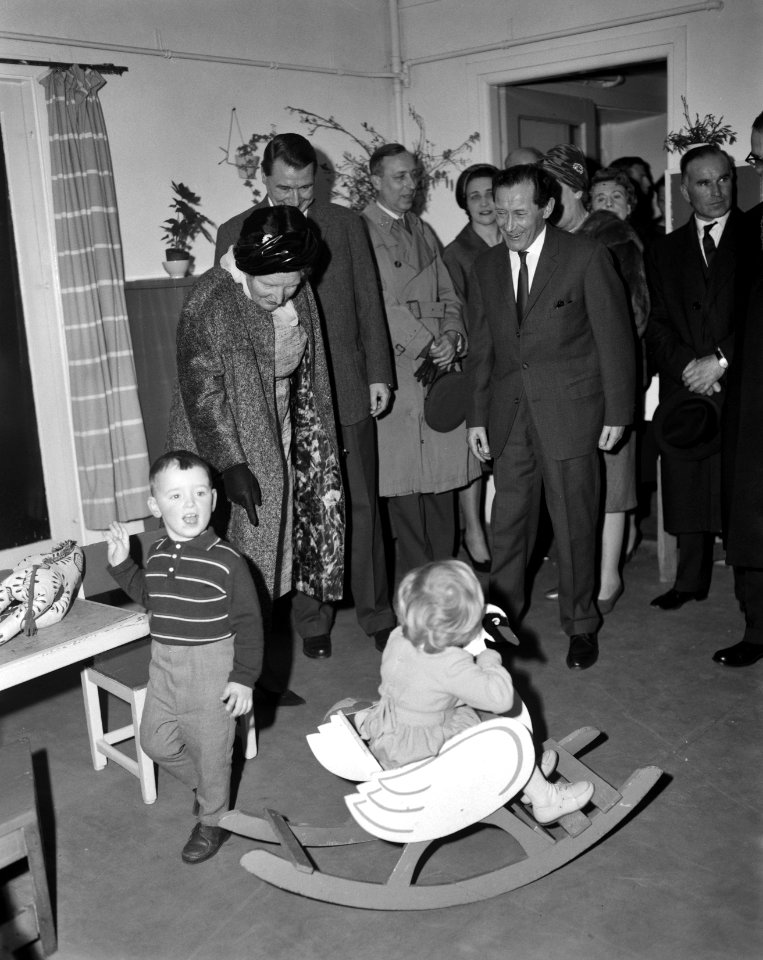 Koningin Juliana bezoekt Ons Huis .Rondleiding, Bestanddeelnr 913-4856
