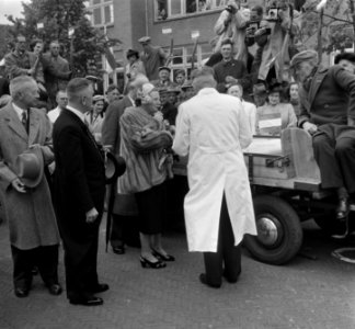 Koningin Juliana en prins Bernhard bezoeken de Kaasmarkt te Woerden, Bestanddeelnr 906-4757