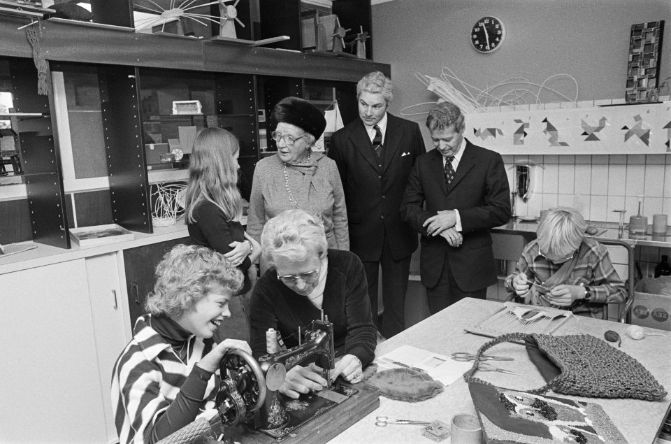 Koningin Juliana bezoekt provincie Zeeland, aan het zeehospitium in Oostkapelle, Bestanddeelnr 928-8405
