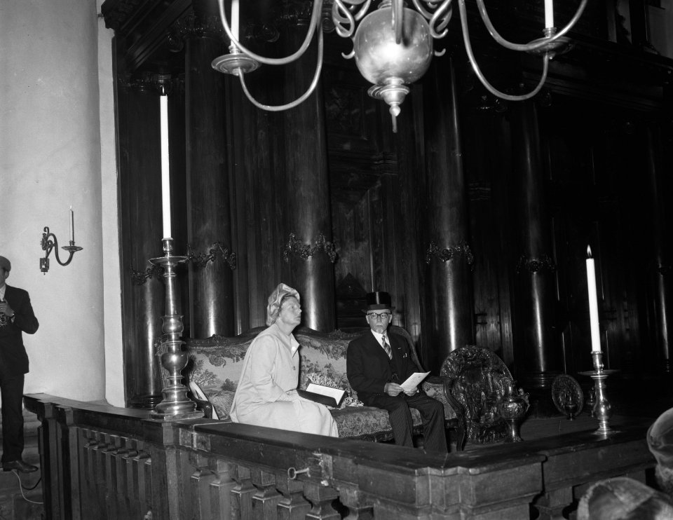 Koningin Juliana en Prins Bernhard bezoeken Portugese synagoge , de koningin e…, Bestanddeelnr 909-8781