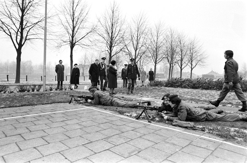 Koningin Juliana bezoekt Koninklijke Militaire School in Weert, Bestanddeelnr 930-0253