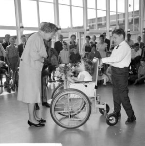 Koningin Juliana brengt een bezoek aan de Mythylschool te Utrecht, Bestanddeelnr 916-6090