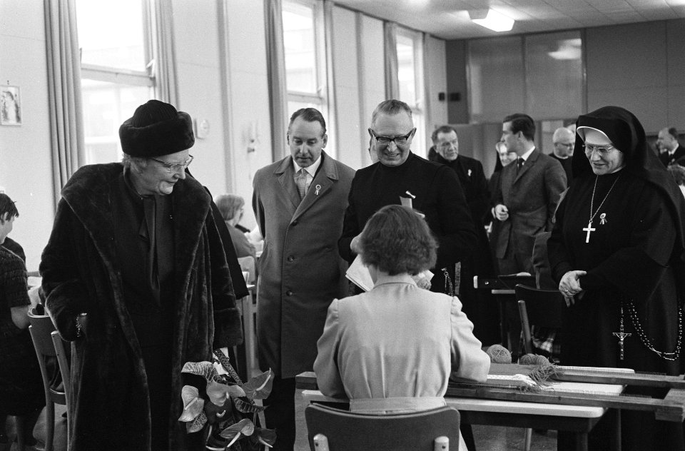 Koningin Juliana in het Sint Anna gesticht in Panheel, Bestanddeelnr 915-8302