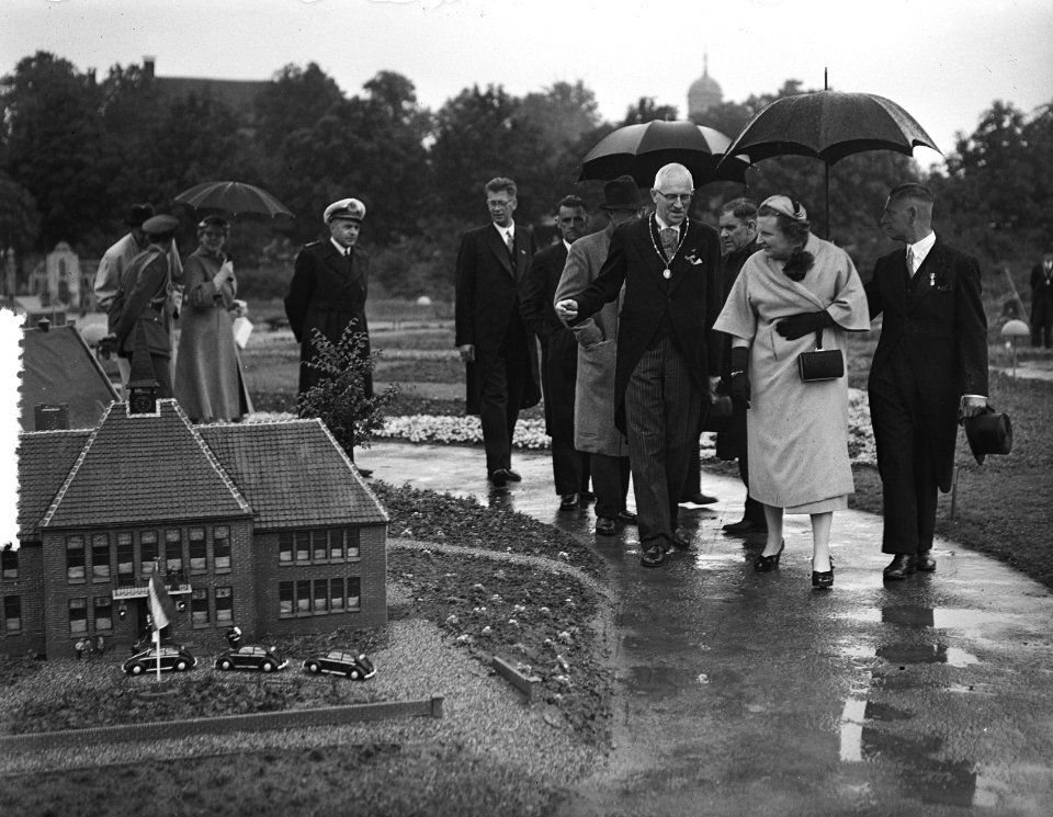 Koningin Juliana en prins Bernhard bezoeken Miniatuur Walcheren te Middelburg, Bestanddeelnr 906-5461