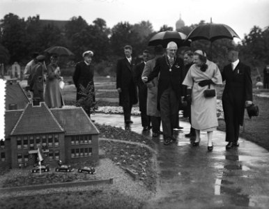 Koningin Juliana en prins Bernhard bezoeken Miniatuur Walcheren te Middelburg, Bestanddeelnr 906-5461