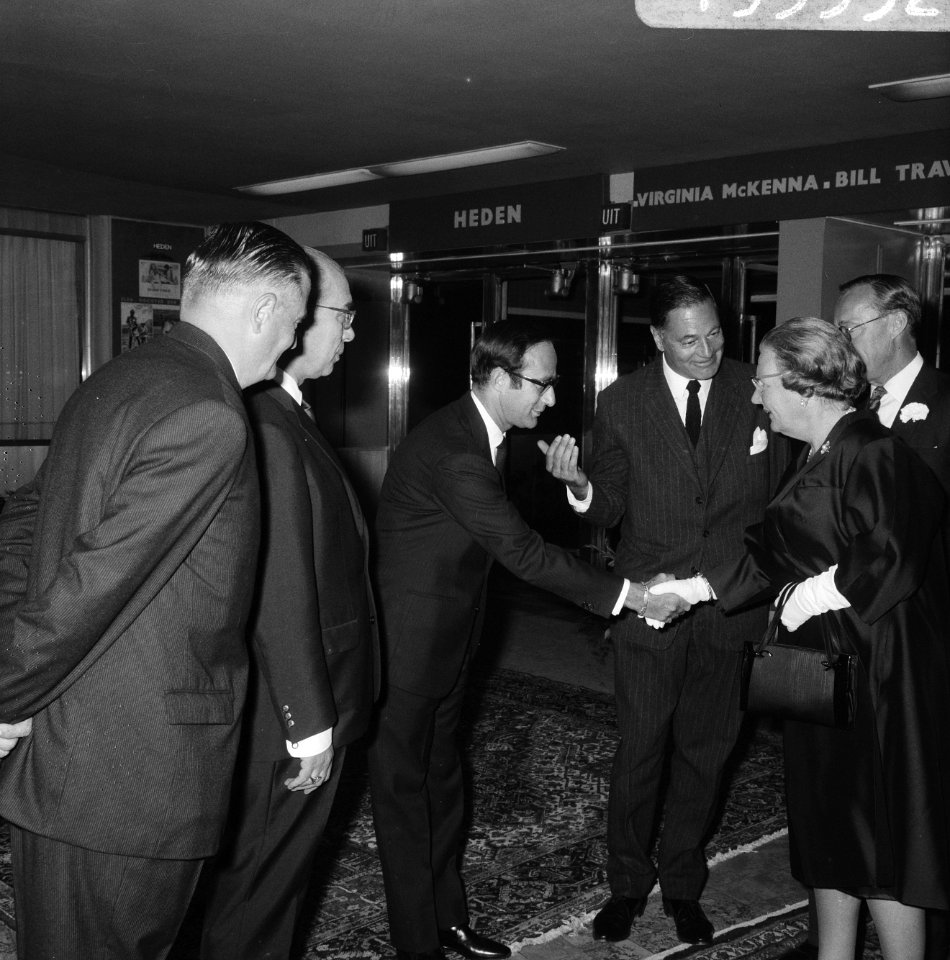 Koningin Juliana en prins Bernhard aanwezig bij premiere van film Elsa de Leeuw, Bestanddeelnr 919-3532