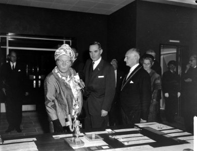 Koningin Juliana bracht bezoek aan Eindhoven Hare Majesteit op school te Vestdi, Bestanddeelnr 915-5727