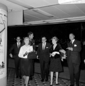 Koningin Juliana en prins Bernhard aanwezig bij premiere van film Elsa ce Leeuw, Bestanddeelnr 919-3520