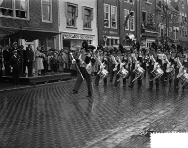Koningin Juliana en prins Bernhard bezoeken Middelburg, défilé van marineperson…, Bestanddeelnr 906-5454
