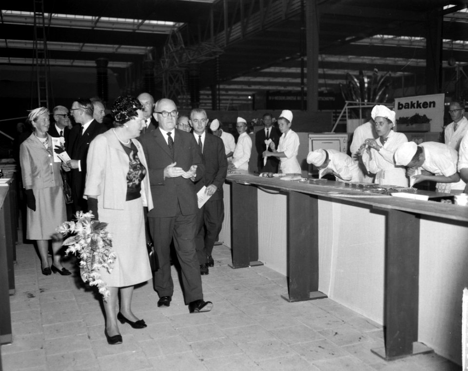 Koningin Juliana bracht bezoek aan Frisiana te Leeuwarden De koningin bracht be, Bestanddeelnr 915-5394