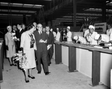 Koningin Juliana bracht bezoek aan Frisiana te Leeuwarden De koningin bracht be, Bestanddeelnr 915-5394