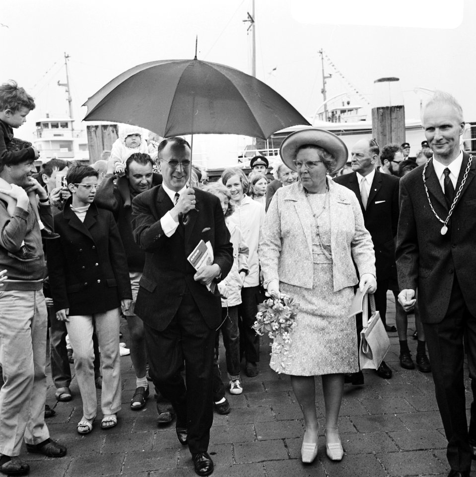 Koningin Juliana kort na aankomst, vergezeld door de commissaris van de Koningin, Bestanddeelnr 922-5399