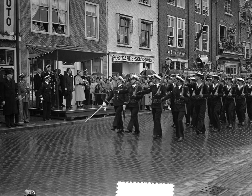 Koningin Juliana en prins Bernhard bezoeken Middelburg, défilé van marineperson…, Bestanddeelnr 906-5451