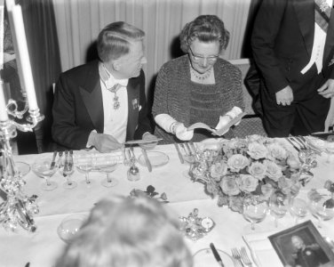 Koningin Juliana en Prins Bernhard aanwezig bij diner in Amstelhotel tgv 150-, Bestanddeelnr 916-2525