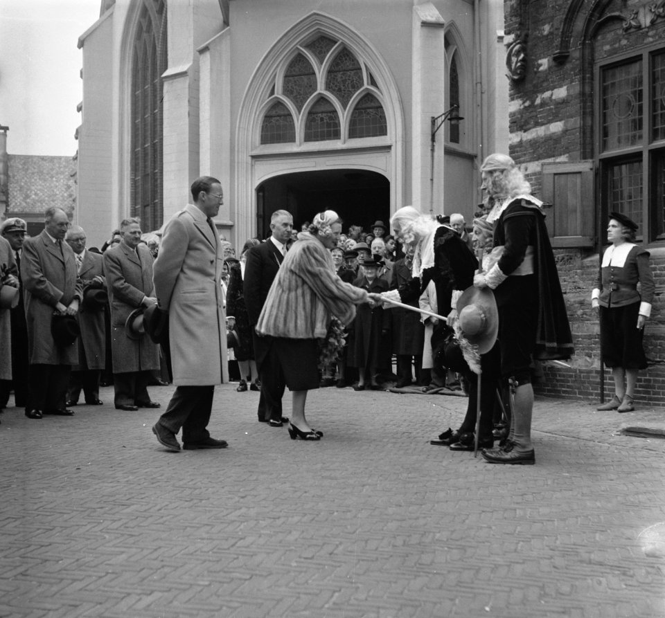 Koningin Juliana en prins Bernhard bezoeken de Kaasmarkt te Woerden, Bestanddeelnr 906-4741