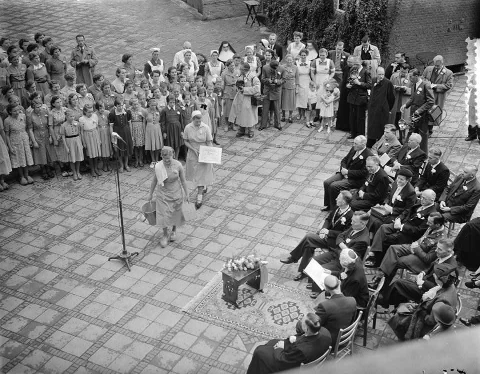 Koningin Juliana bezoekt Limburg. R.K. Landbouwhuishoudschool in Posterholt. Z…, Bestanddeelnr 905-3159