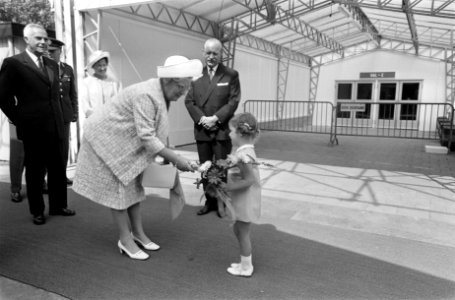 Koningin Juliana krijgt bloemen aangeboden door een klein meisje, Bestanddeelnr 922-5442