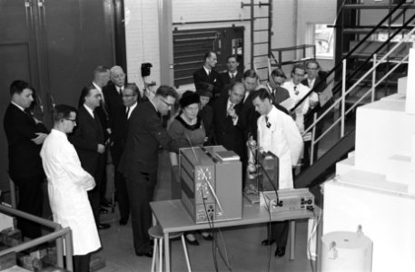 Koningin Juliana brengt een bezoek aan het Reactor-centrum te Petten, links ir , Bestanddeelnr 914-5223