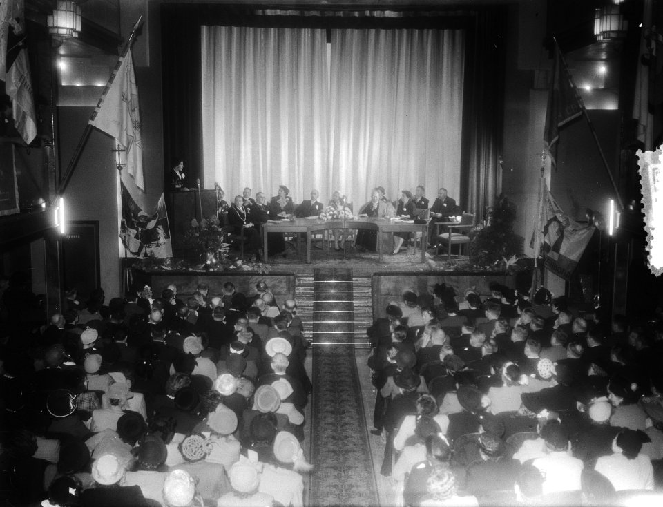 Koningin Juliana bezoekt Limburg. Roermond. Harmoniezaal, Bestanddeelnr 905-3178