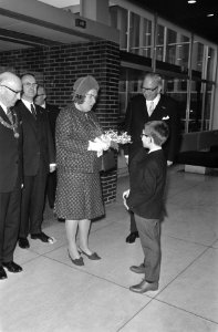 Koningin Juliana krijgt bloemen aangeboden, Bestanddeelnr 921-8350