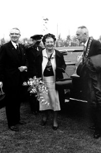 Koningin Juliana bracht bezoek aan Frisiana te Leeuwarden De vorstin werd voorg, Bestanddeelnr 915-5382