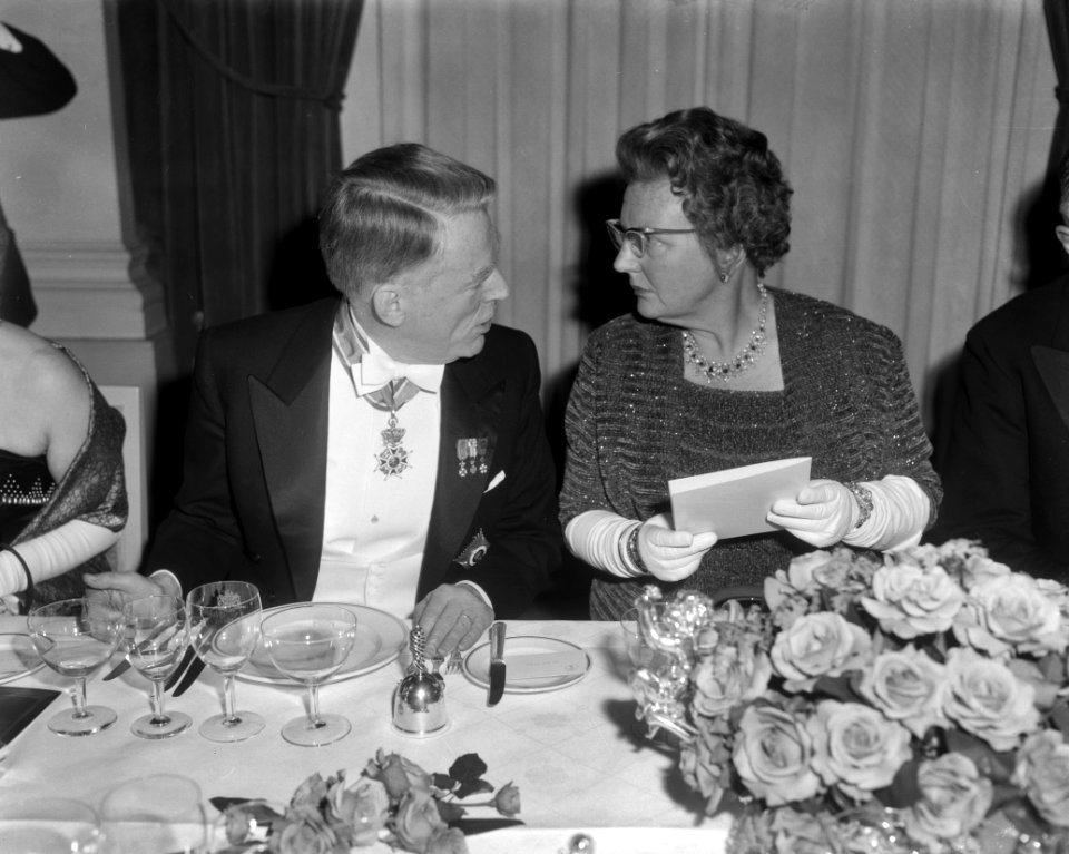 Koningin Juliana en Prins Bernhard aanwezig bij diner in Amstelhotel tgv 150-, Bestanddeelnr 916-2522