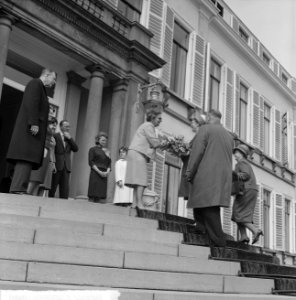 Koningin Juliana krijgt bloemen aangeboden, Bestanddeelnr 915-1051