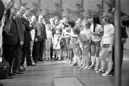 Koningin Juliana doet mee aan balspel, Bestanddeelnr 925-5543