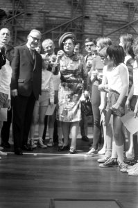 Koningin Juliana doet mee aan spel, Bestanddeelnr 925-5545