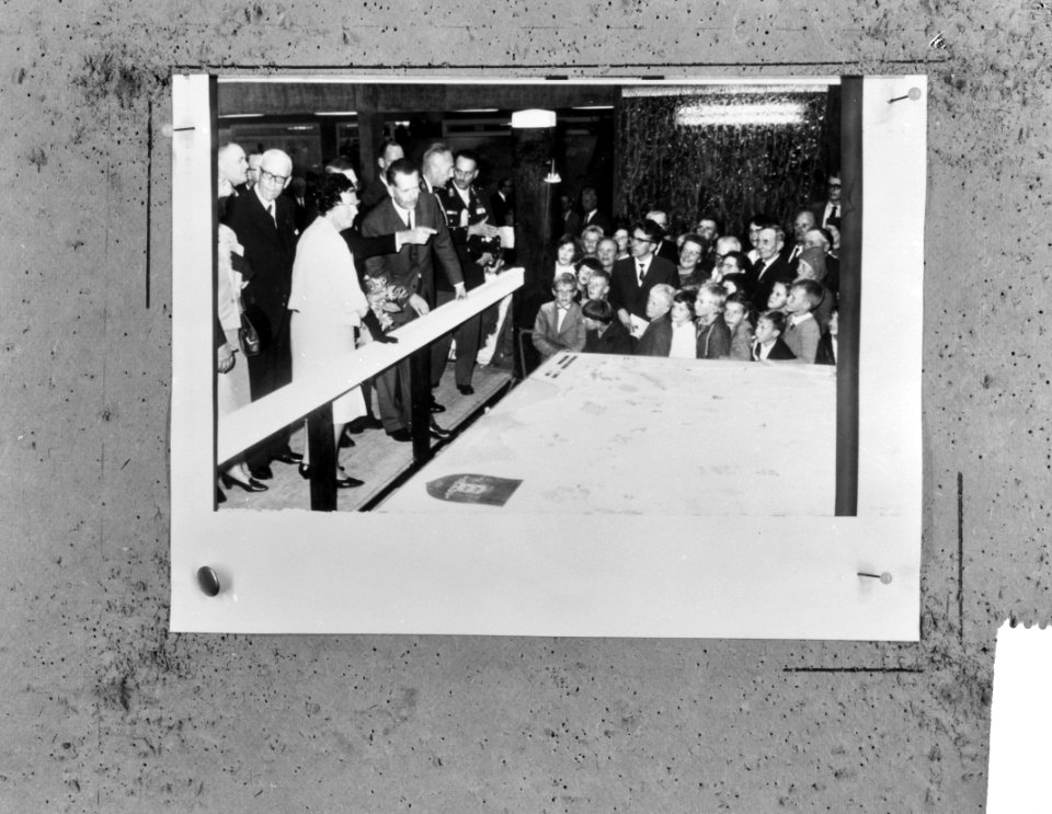 Koningin Juliana bracht bezoek aan Frisiana te Leeuwarden Tijdens de rondgang w, Bestanddeelnr 915-5385