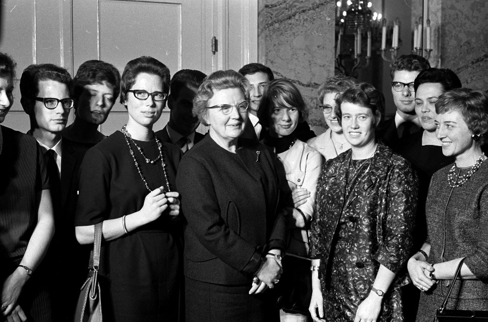 Koningin Juliana in gesprek met groep die naar Brazilië gaat, Bestanddeelnr 915-7517