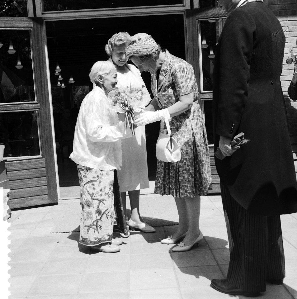 Koningin Juliana brengt een bezoek aan het verpleeghuis dr PC Borst te Hengel, Bestanddeelnr 911-3944