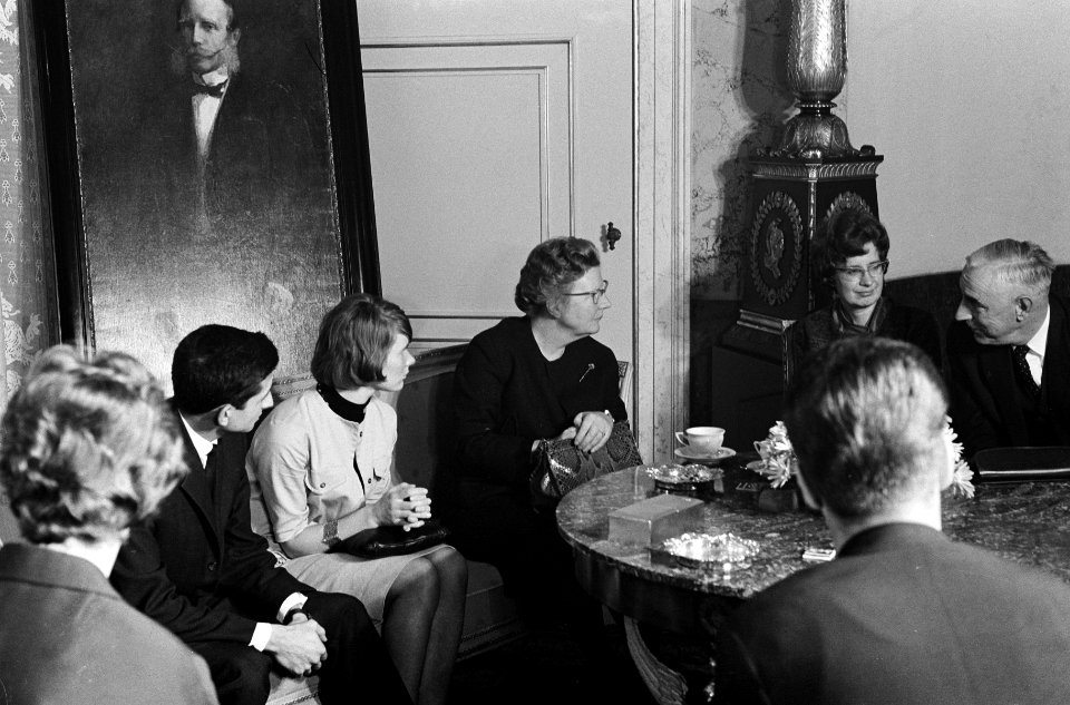Koningin Juliana in gesprek met enkele jongeren, Bestanddeelnr 915-7523