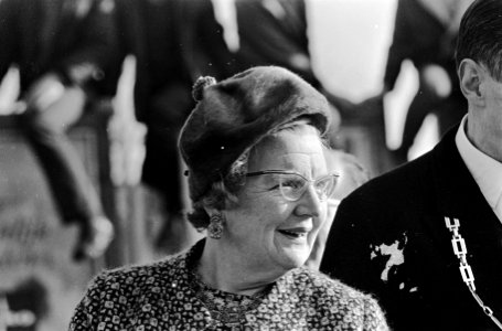 Koningin Juliana draagt een warme muts, Bestanddeelnr 920-8412