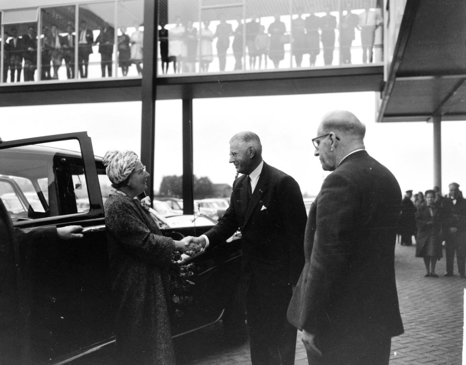 Koningin Juliana bracht bezoek aan Eindhoven Hare Majesteit met burgemeester ir, Bestanddeelnr 915-5725