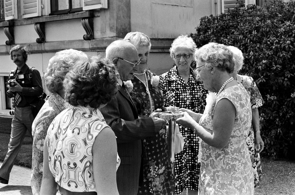 Koningin Juliana in gesprek met ouderen, Bestanddeelnr 927-9858