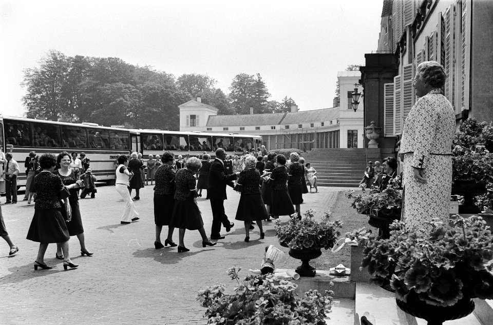 Koningin Juliana danst mee met een Volksdansgroep voor Bejaarden uit Heerlen, Bestanddeelnr 930-3212
