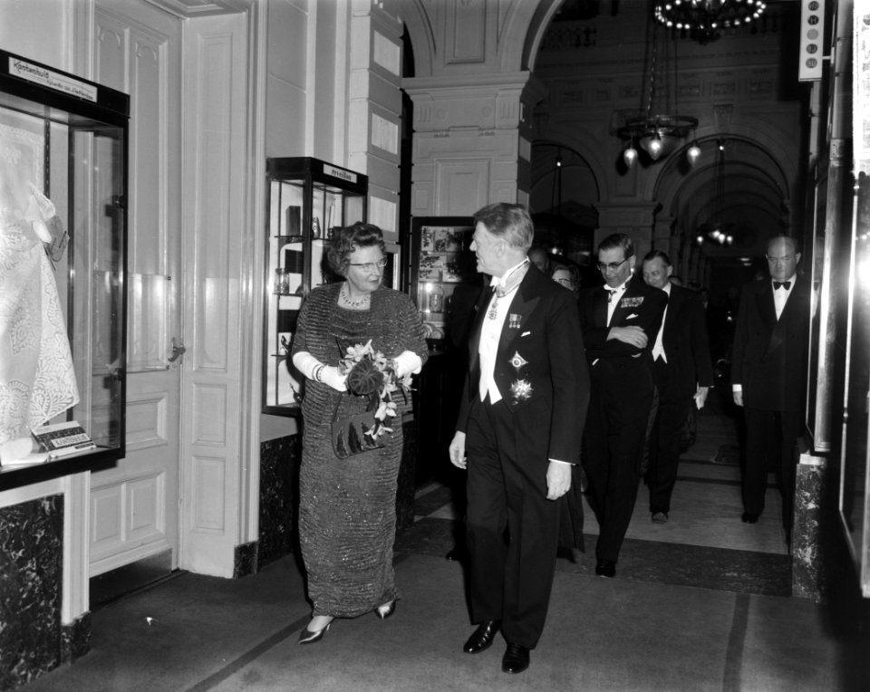 Koningin Juliana en Prins Bernhard aanwezig bij diner in Amstelhotel tgv 150-, Bestanddeelnr 916-2523