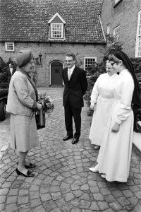 Koningin Juliana in gesprek met enkele kloosterlingen, Bestanddeelnr 924-4701