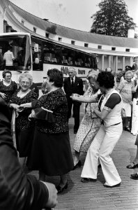 Koningin Juliana danst mee met een Volksdansgroep voor Bejaarden uit Heerlen, Bestanddeelnr 930-3211