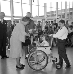 Koningin Juliana brengt een bezoek aan de Mythylschool te Utrecht, Bestanddeelnr 916-6092