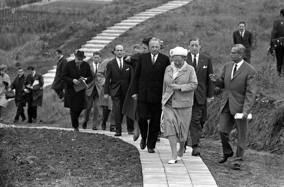 Koningin Juliana in Maarsseveen, tijdens rondgang, Bestanddeelnr 917-8375