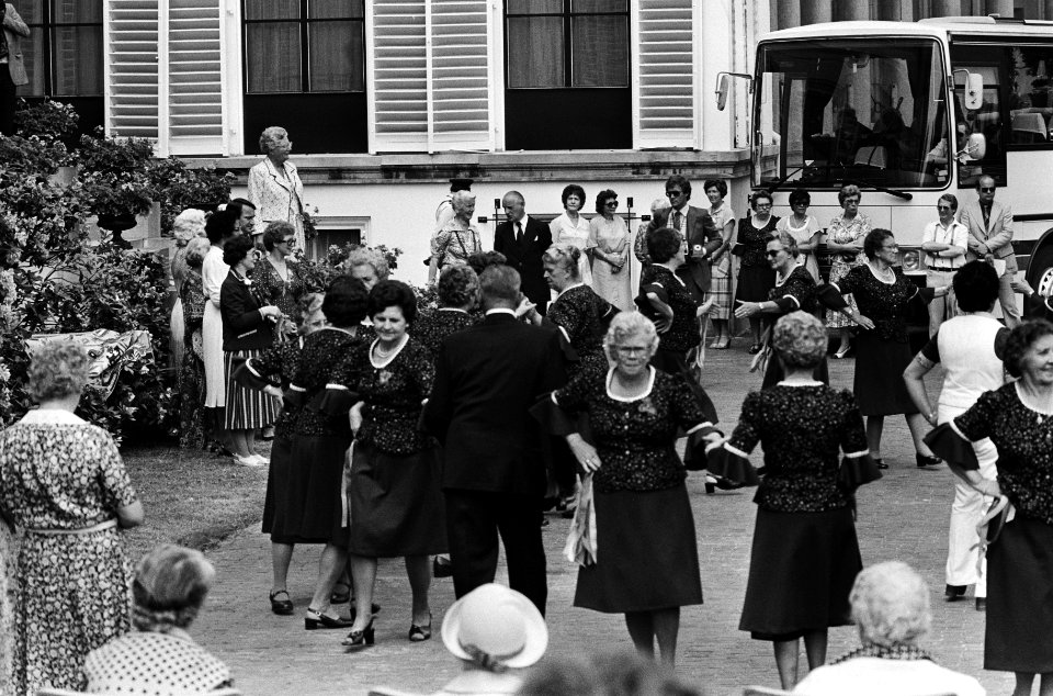 Koningin Juliana danst mee met een Volksdansgroep voor Bejaarden uit Heerlen, Bestanddeelnr 930-3213