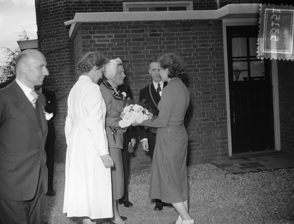 Koningin Juliana bezoekt Limburg. Aanbieding van bloemen, Bestanddeelnr 905-3151