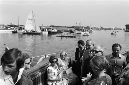 Koningin Juliana brengt werkbezoek aan het Westland, boottochtje, Bestanddeelnr 928-6849