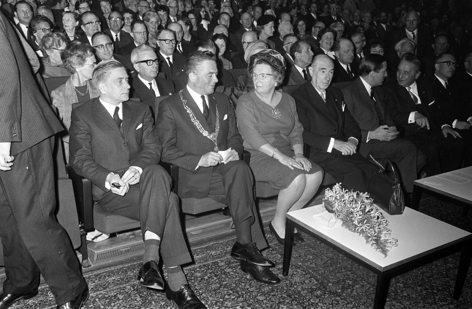 Koningin Juliana is aanwezig bij een congres in Scheveningen van het Genootschap, Bestanddeelnr 921-7781